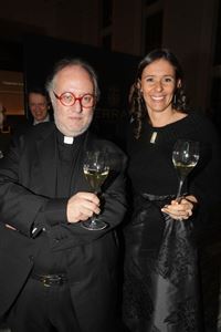 Edoardo Raspelli nei panni del personaggio che attualmente interpreta, ritratto con Camilla Lunelli